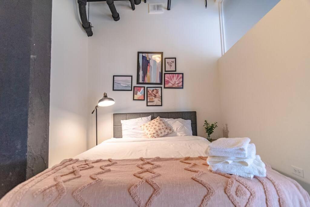 Mccormick Place Huge 2Br Cozy Loft Suite With Optional Parking Sleeps 8 Near Soldier Field And Grant Park Chicago