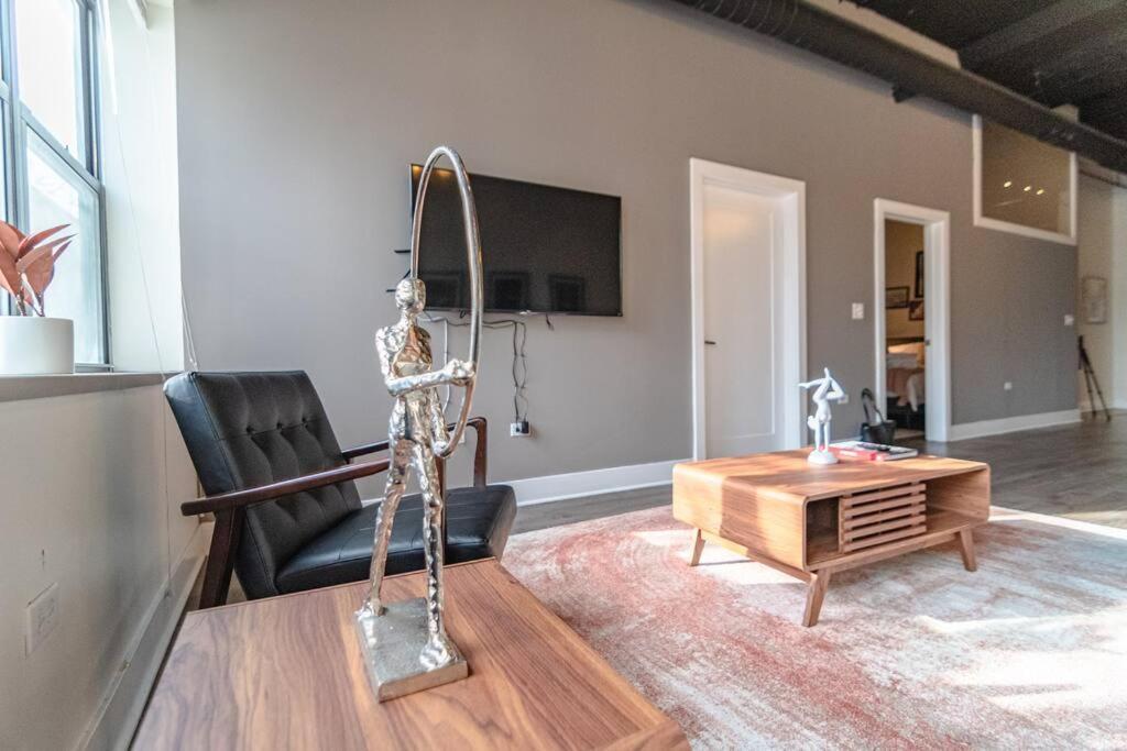 Apartment Mccormick Place Huge 2Br Cozy Loft Suite With Optional Parking Sleeps 8 Near Soldier Field And Grant Park *