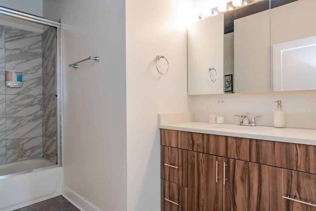 Mccormick Place Spacious 3Br Family Heaven Suite With Optional Parking Sleeps 10 Guests Near Soldier Field And Field Museum