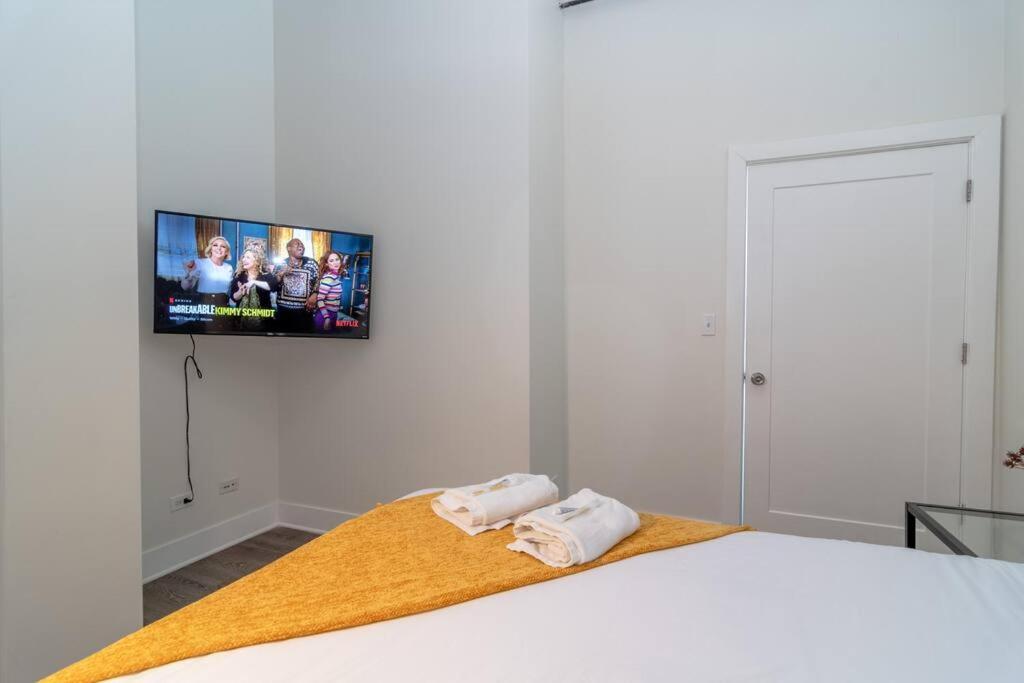 Mccormick Place 2Br Stylish Suite With Optional Parking And Gym For Up To 8 Guests Near Soldier Field And Grant Park Apartment