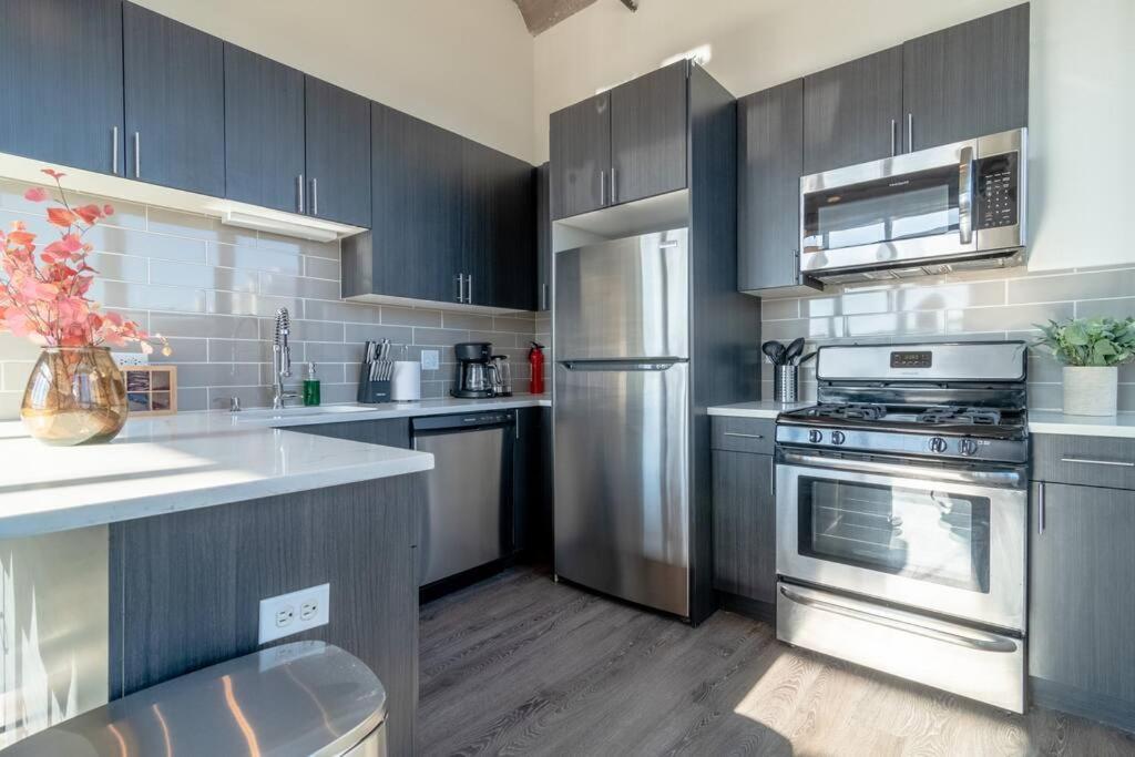 Mccormick Place Stylish Corner Suite With Optional Parking And Gym Access Sleep 6 In South Loop Chicago