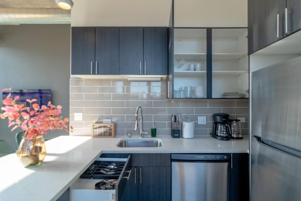 Apartment Mccormick Place Stylish Corner Suite With Optional Parking And Gym Access Sleep 6 In South Loop Chicago