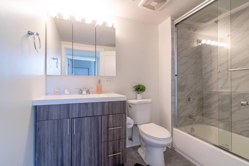 Mccormick Place Stylish Corner Suite With Optional Parking And Gym Access Sleep 6 In South Loop Chicago