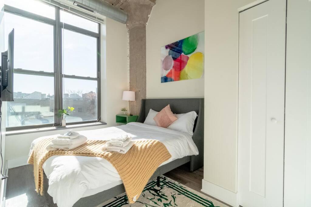 Mccormick Place Stylish Corner Suite With Optional Parking And Gym Access Sleep 6 In South Loop Chicago Apartment *