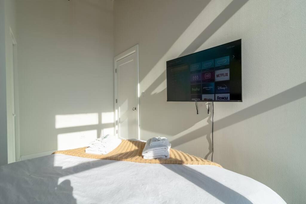 Apartment Mccormick Place Stylish Corner Suite With Optional Parking And Gym Access Sleep 6 In South Loop Chicago *