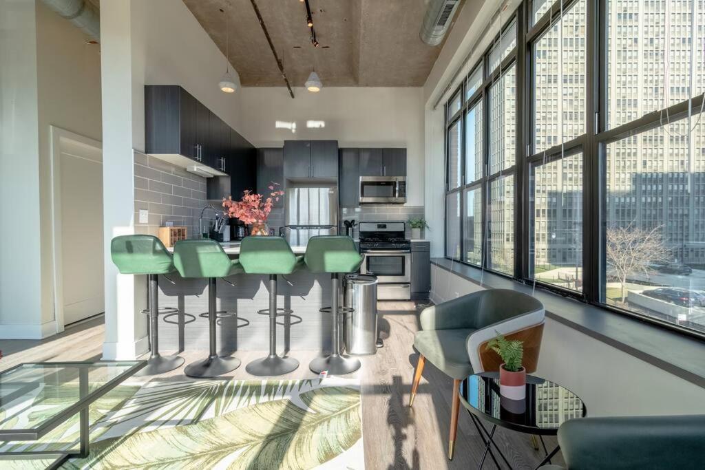 Mccormick Place Stylish Corner Suite With Optional Parking And Gym Access Sleep 6 In South Loop Chicago Apartment