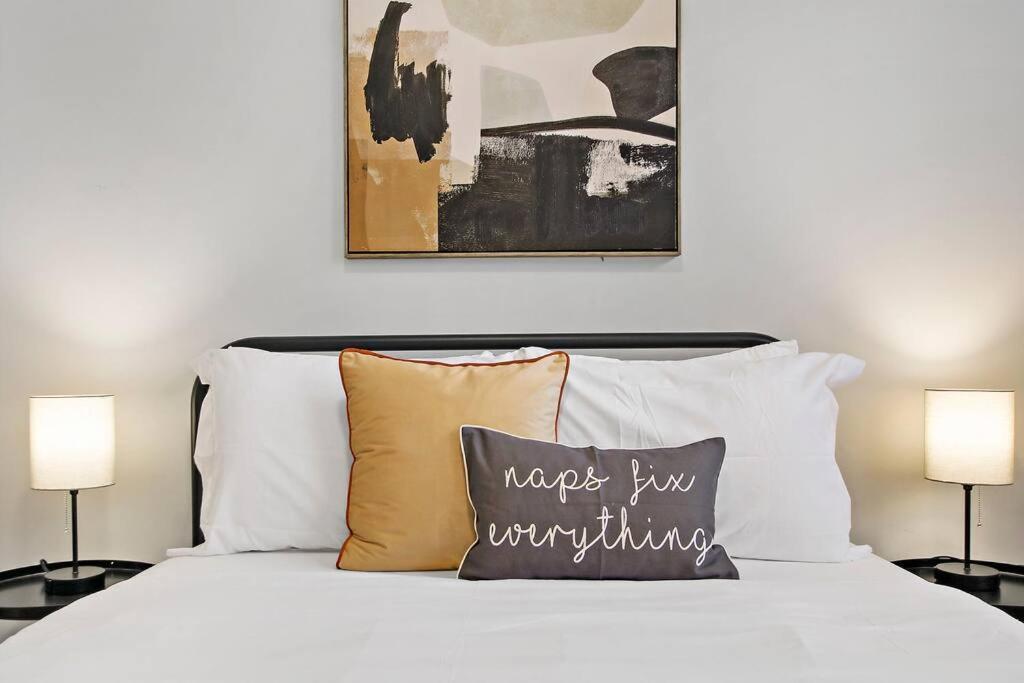 3br Beautifully Designed Close To Shops - Belmont A3 Apartment *