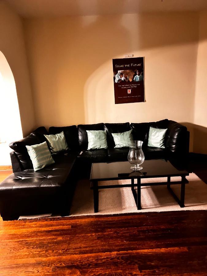 Clean, Spacious, Inexpensive Queen Br Guest house *