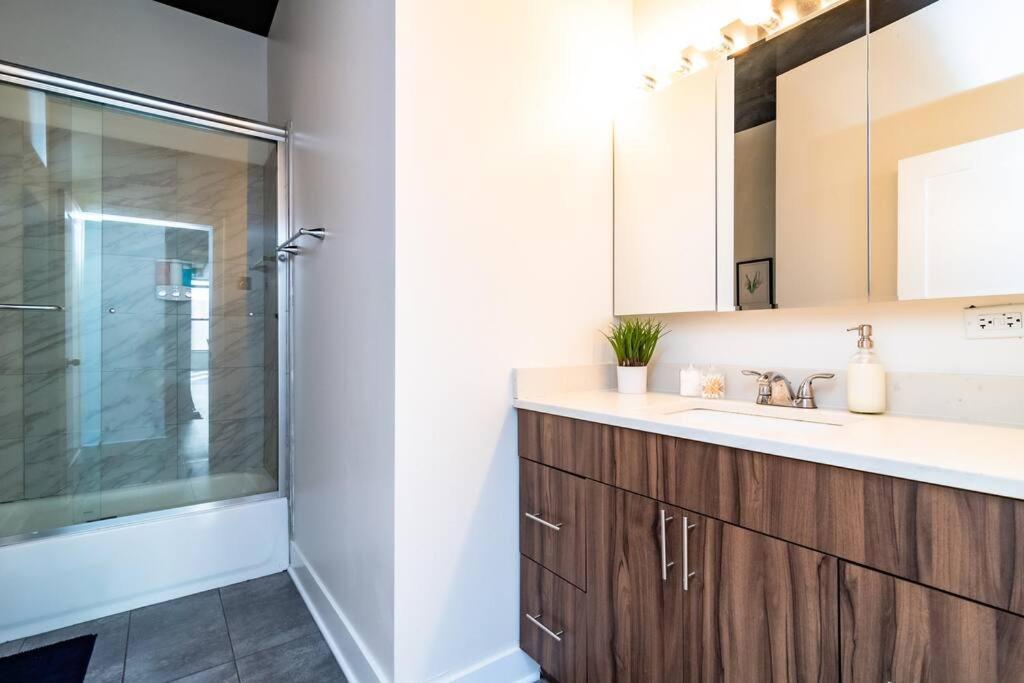 Family Friendly Spacious 3Br Suite Sleeps Up To 10 Guests With Optional Parking And Gym Access Near Mccormick Place And Soldier Field Apartment