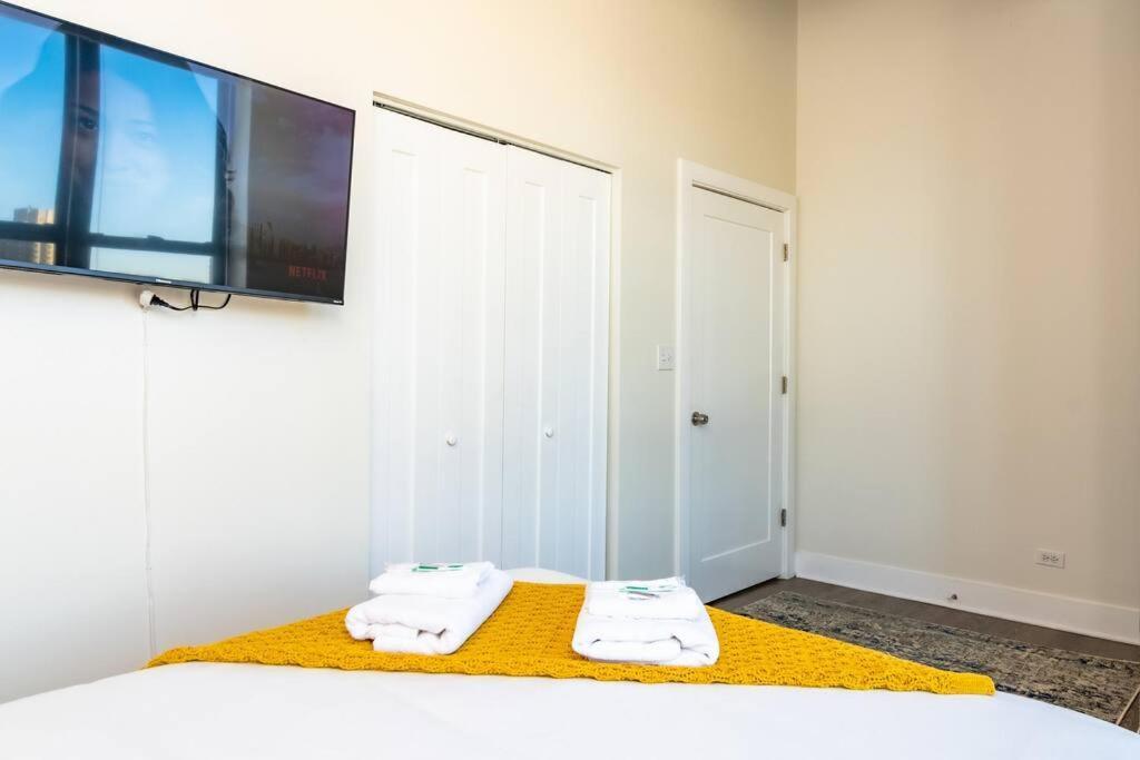 Family Friendly Spacious 3Br Suite Sleeps Up To 10 Guests With Optional Parking And Gym Access Near Mccormick Place And Soldier Field