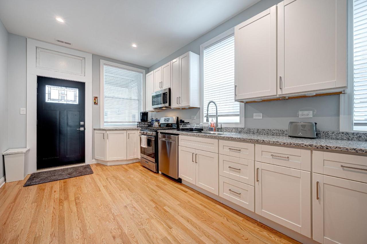 Avondale Near Classic Bars, Eateries, And More! Apartment Chicago