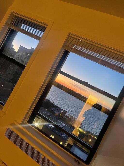 Luxury 3 Bedroom With Fireplace & Lake View! Chicago