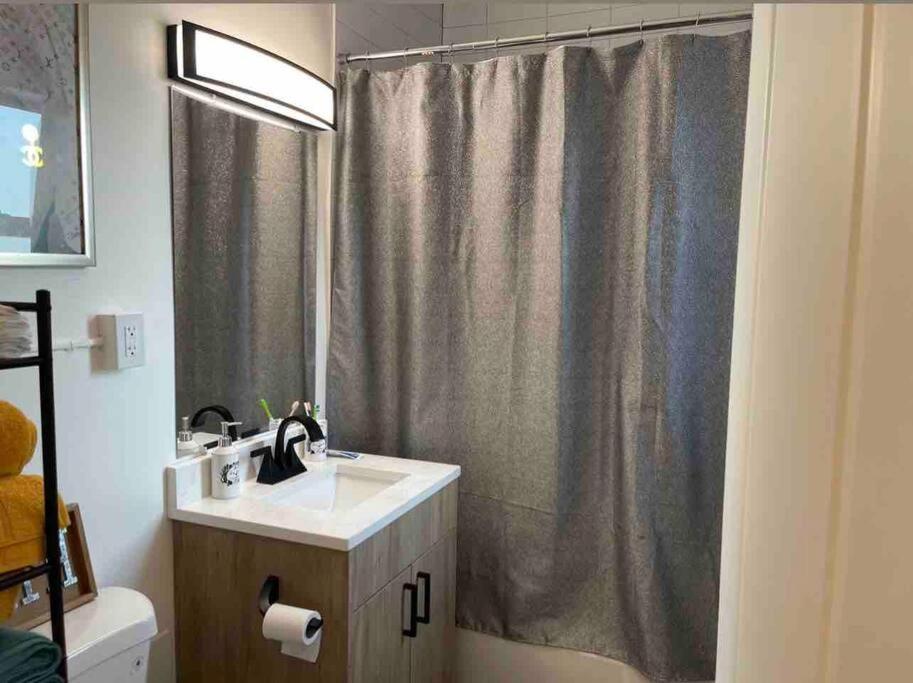 Luxury 3 Bedroom With Fireplace & Lake View! *
