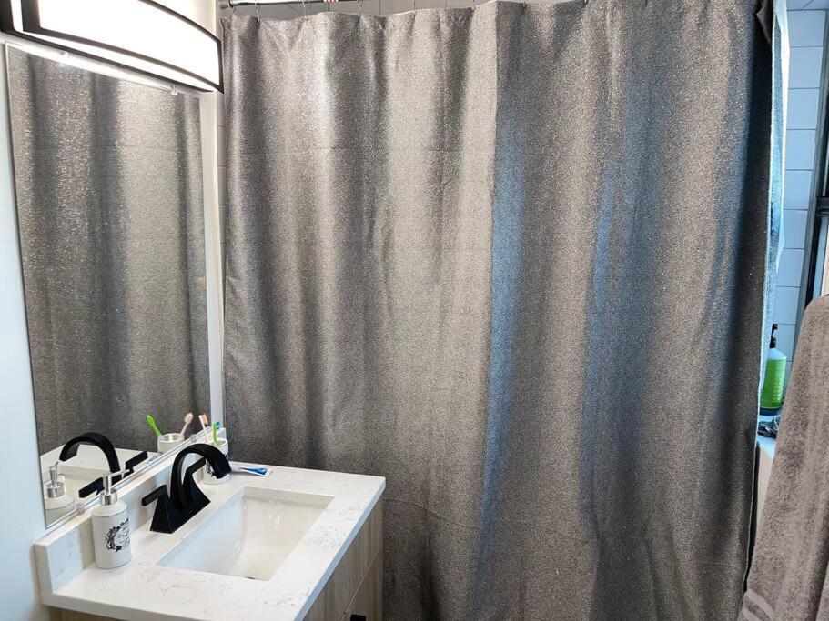 Luxury 3 Bedroom With Fireplace & Lake View! * Chicago