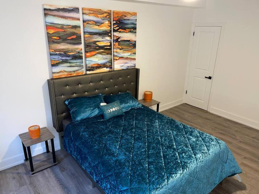 Luxury 3 Bedroom With Fireplace & Lake View! Apartment