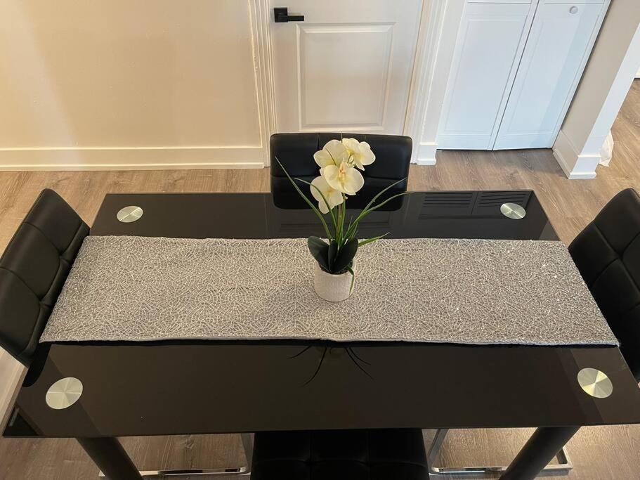 Luxury 3 Bedroom With Fireplace & Lake View! * Chicago