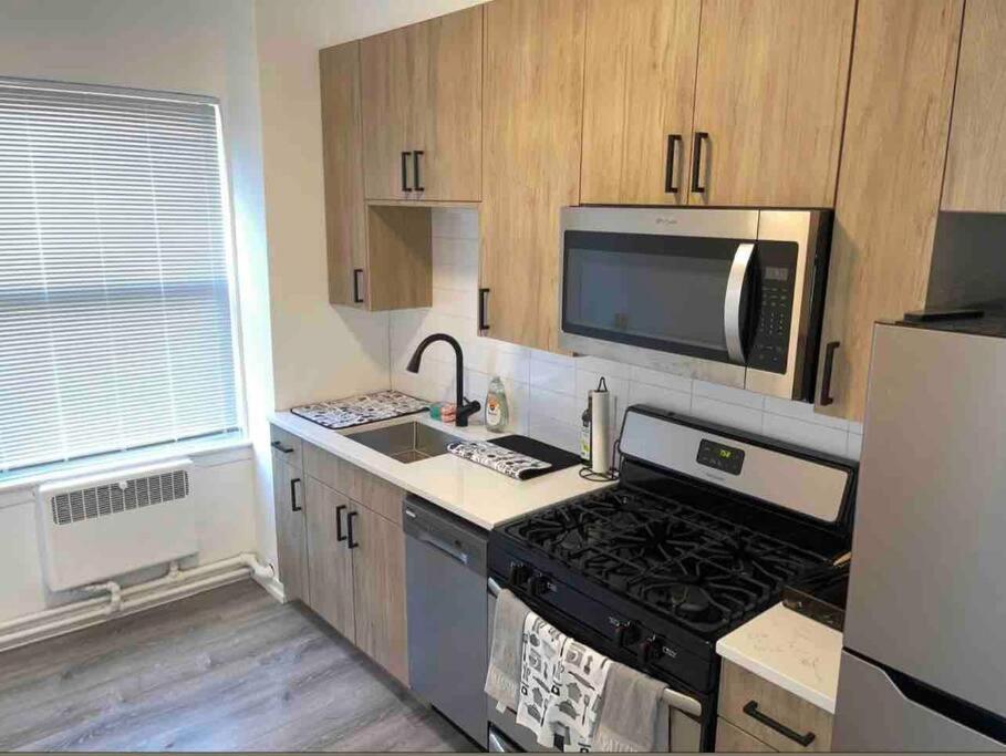 Apartment Luxury 3 Bedroom With Fireplace & Lake View! *