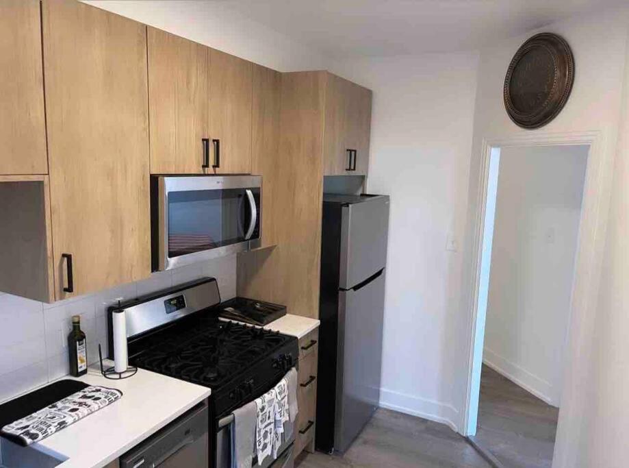 Luxury 3 Bedroom With Fireplace & Lake View! Apartment *