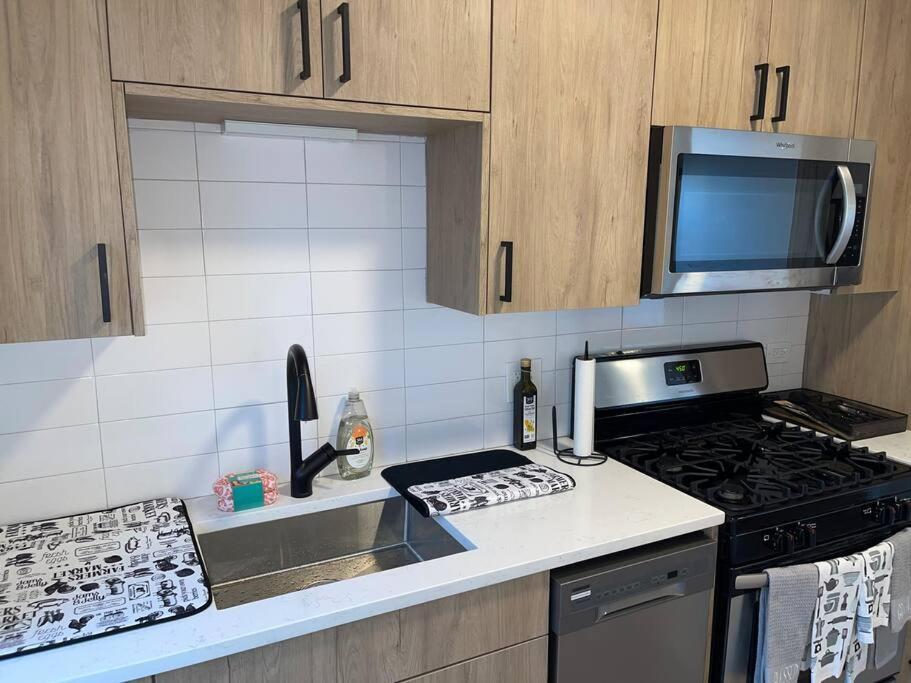 Luxury 3 Bedroom With Fireplace & Lake View!