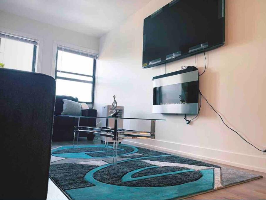 Luxury 3 Bedroom With Fireplace & Lake View! Apartment *