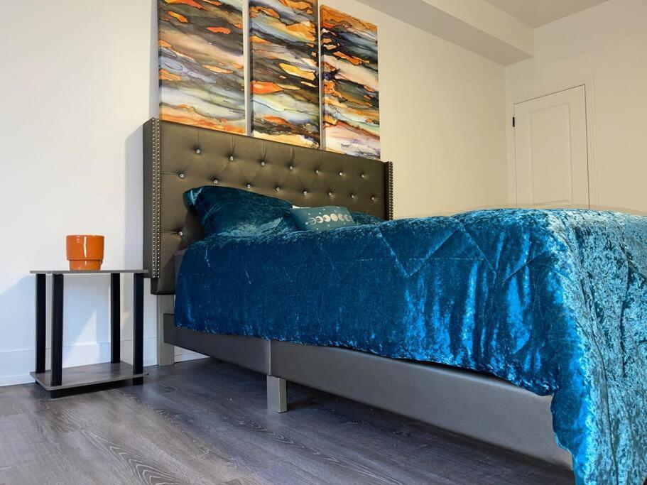 Luxury 3 Bedroom With Fireplace & Lake View! Apartment