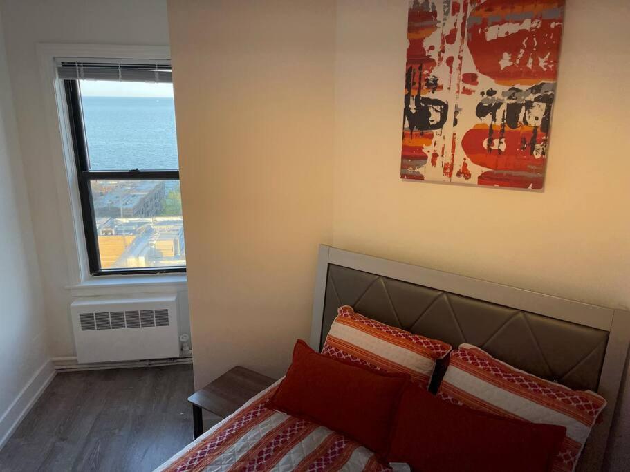 Luxury 3 Bedroom With Fireplace & Lake View! Apartment *