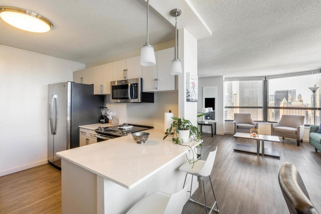 3br Premium Executive Penthouse W/ Pool & Parking Chicago