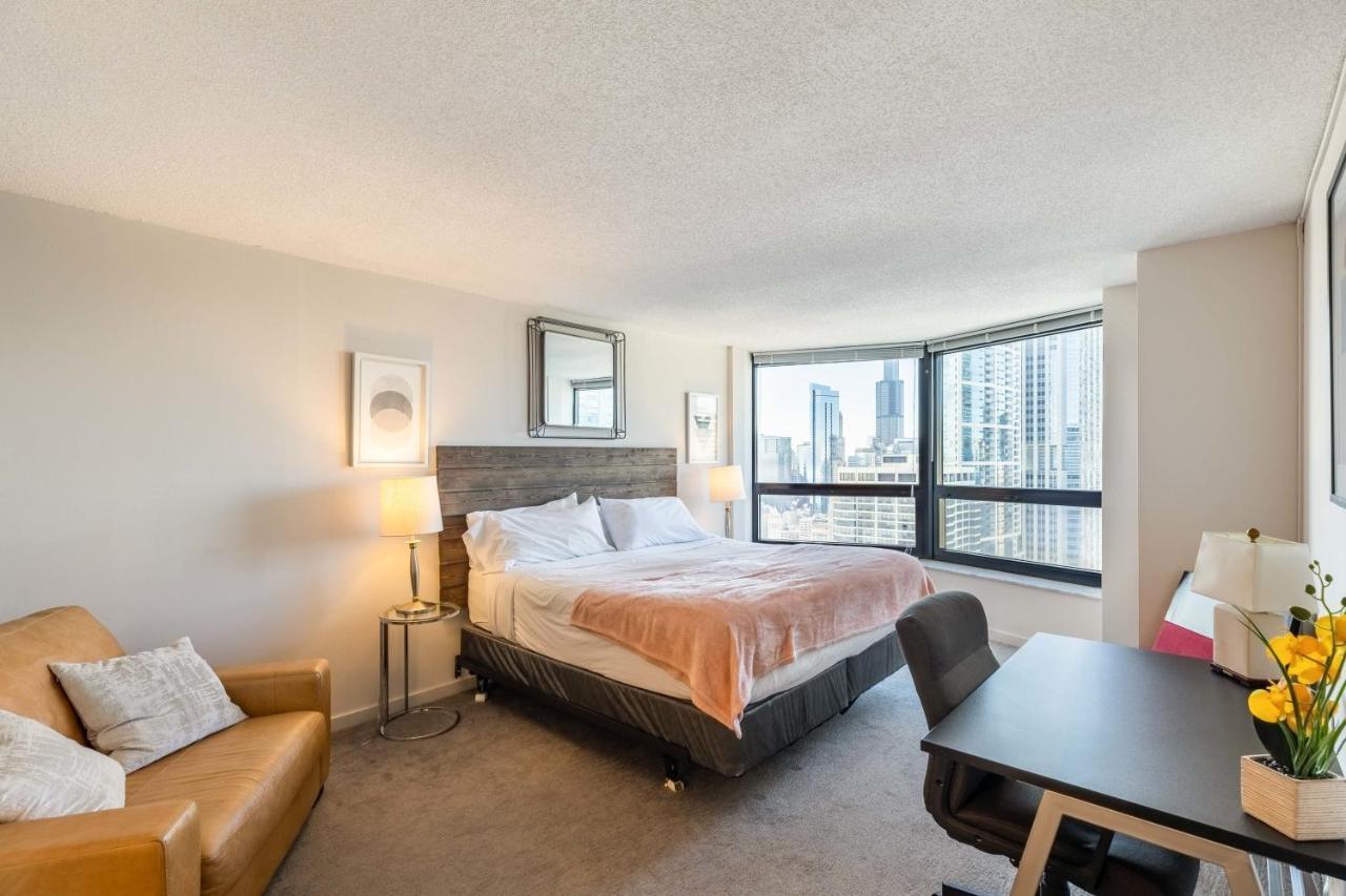 3br Premium Executive Penthouse W/ Pool & Parking Chicago