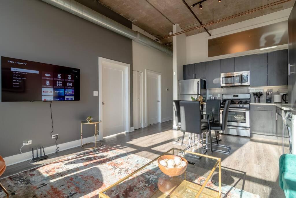 Spacious 2Br Vacation Rental With City View, Optional Parking And Gym Near Mccormick Place & Downtown Chicago Attractions Apartment *