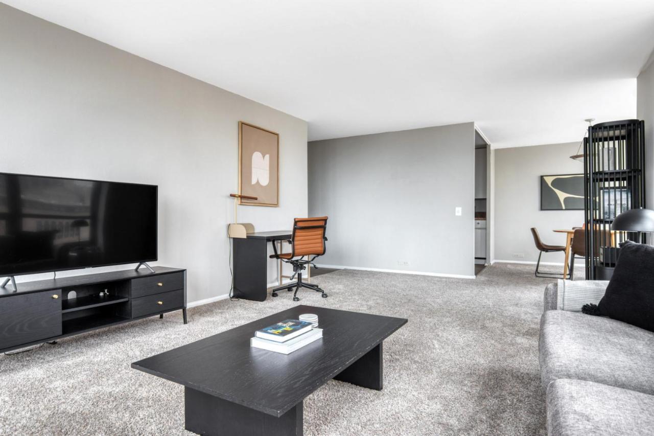 Lakeview 2br W Deck Pool Gym Nr Lincoln Park Chi-717 Apartment *