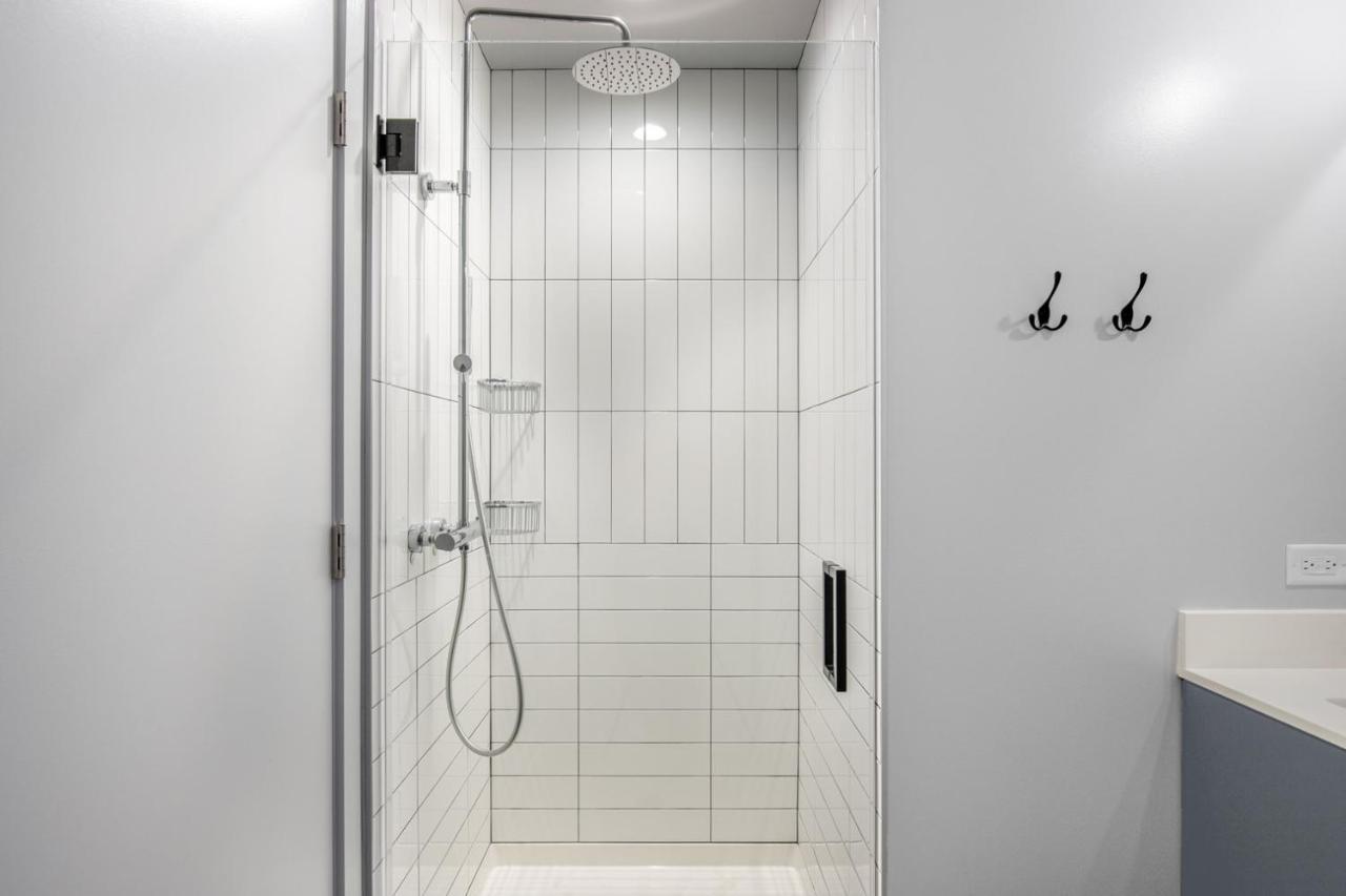 Apartment River N 1br W Gym Pool Nr L Stop Beach Chi-362 *