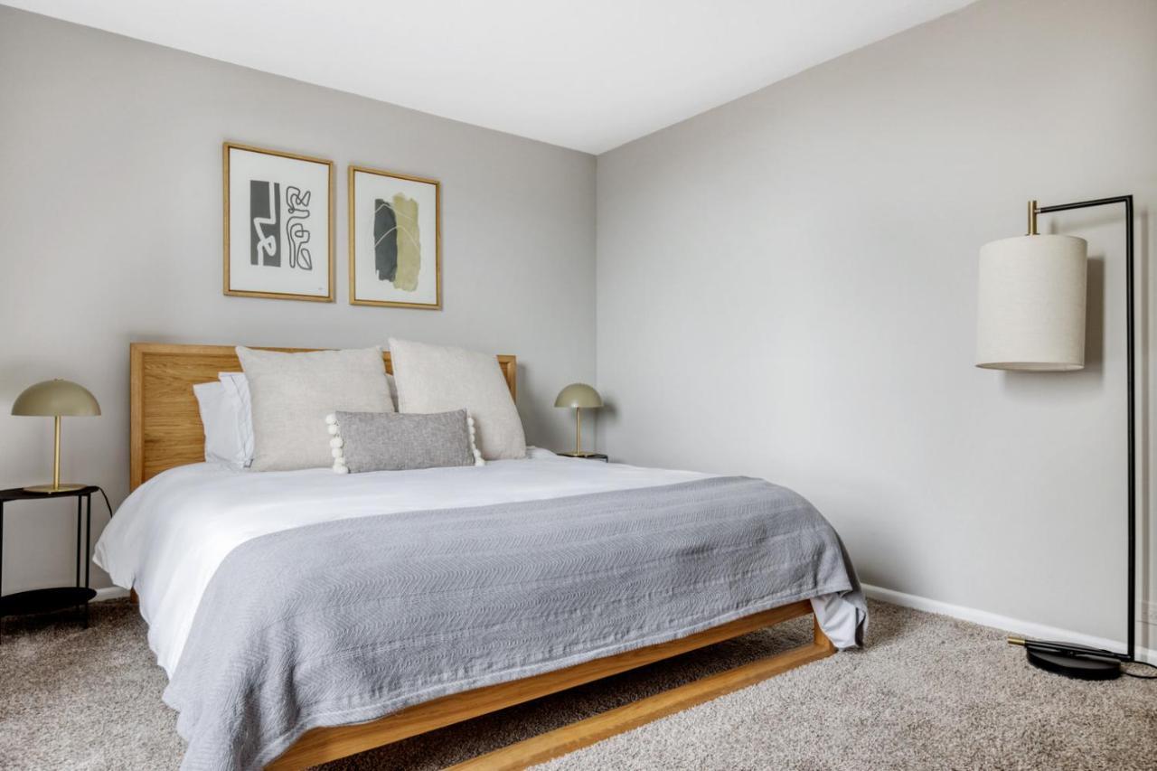 Lakeview 2br W Deck Pool Gym Nr Lincoln Park Chi-717 Apartment Chicago
