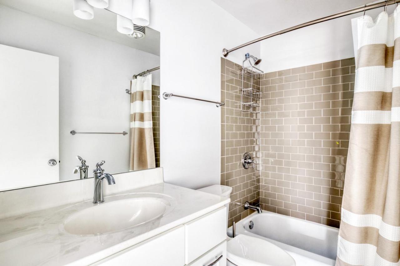 Apartment Lakeview 2br W Deck Pool Gym Nr Lincoln Park Chi-717 Chicago
