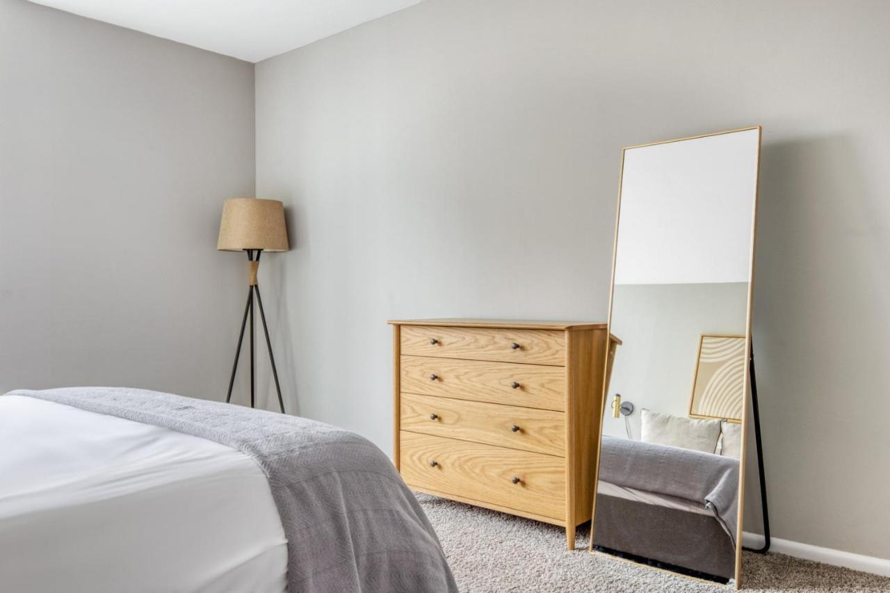 Lakeview 2br W Deck Pool Gym Nr Lincoln Park Chi-717 *
