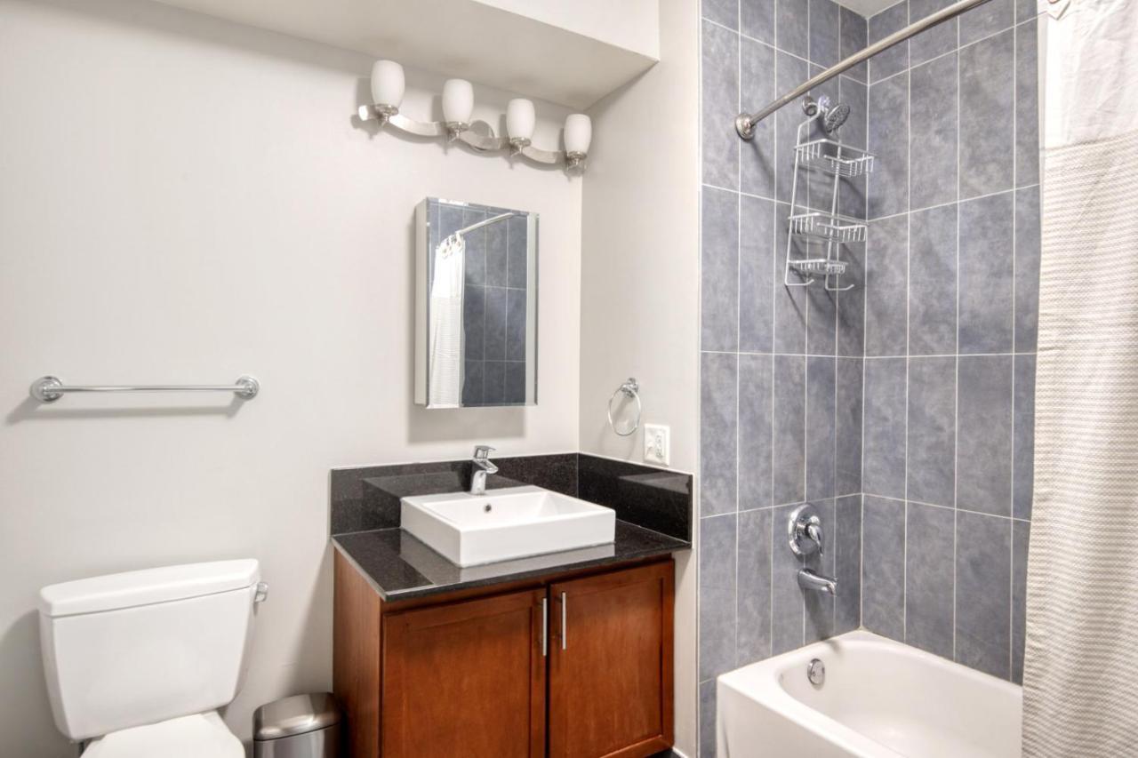 Loop 1br W Gym Pool Lounge 1 Block From L Chi-696 *