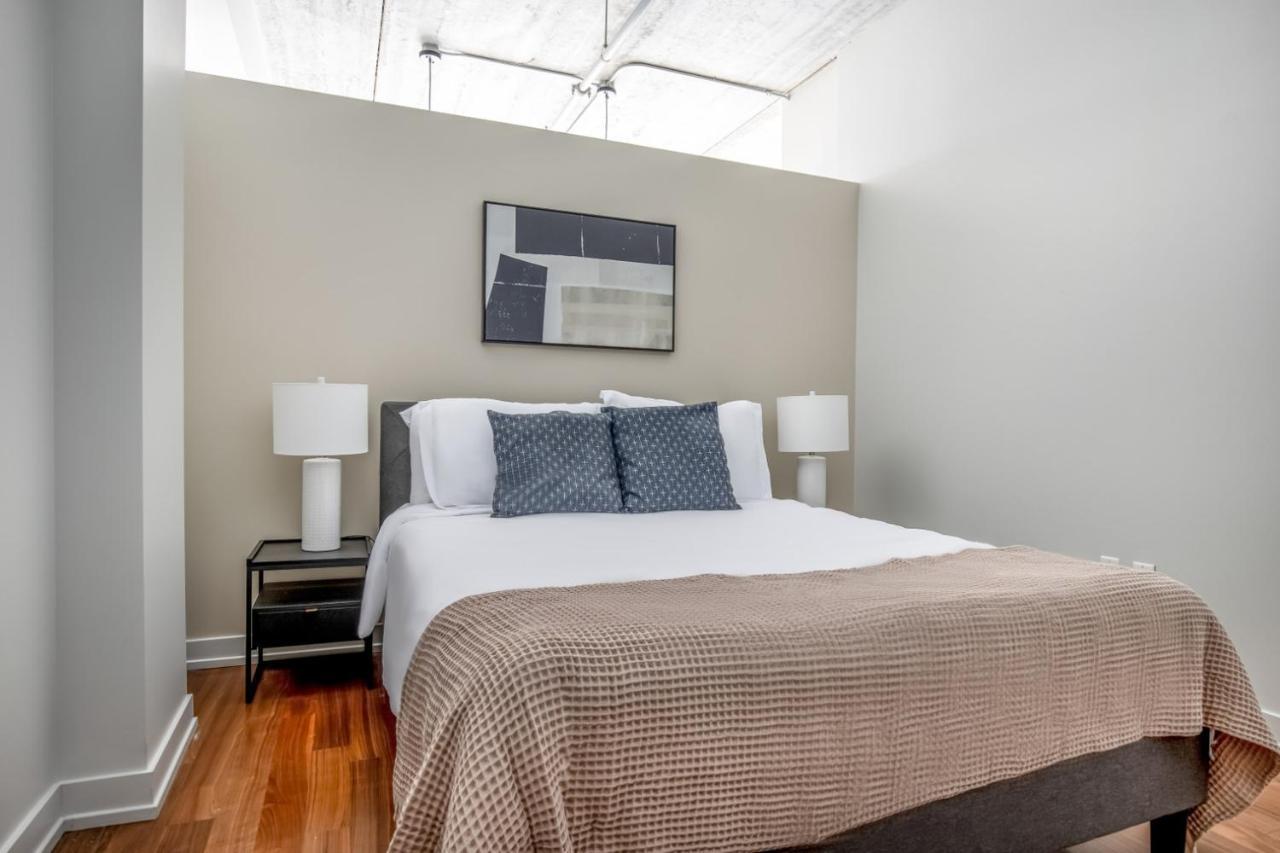 River North 1br W Gym Lounge Roof Nr Riverwalk Chi-899 Apartment