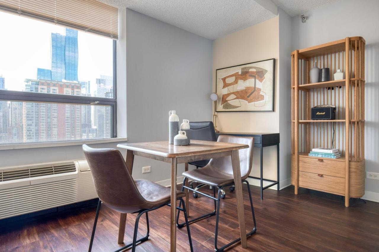 Streeterville W Pool Gym Nr Navy Pier Chi-787 * Chicago