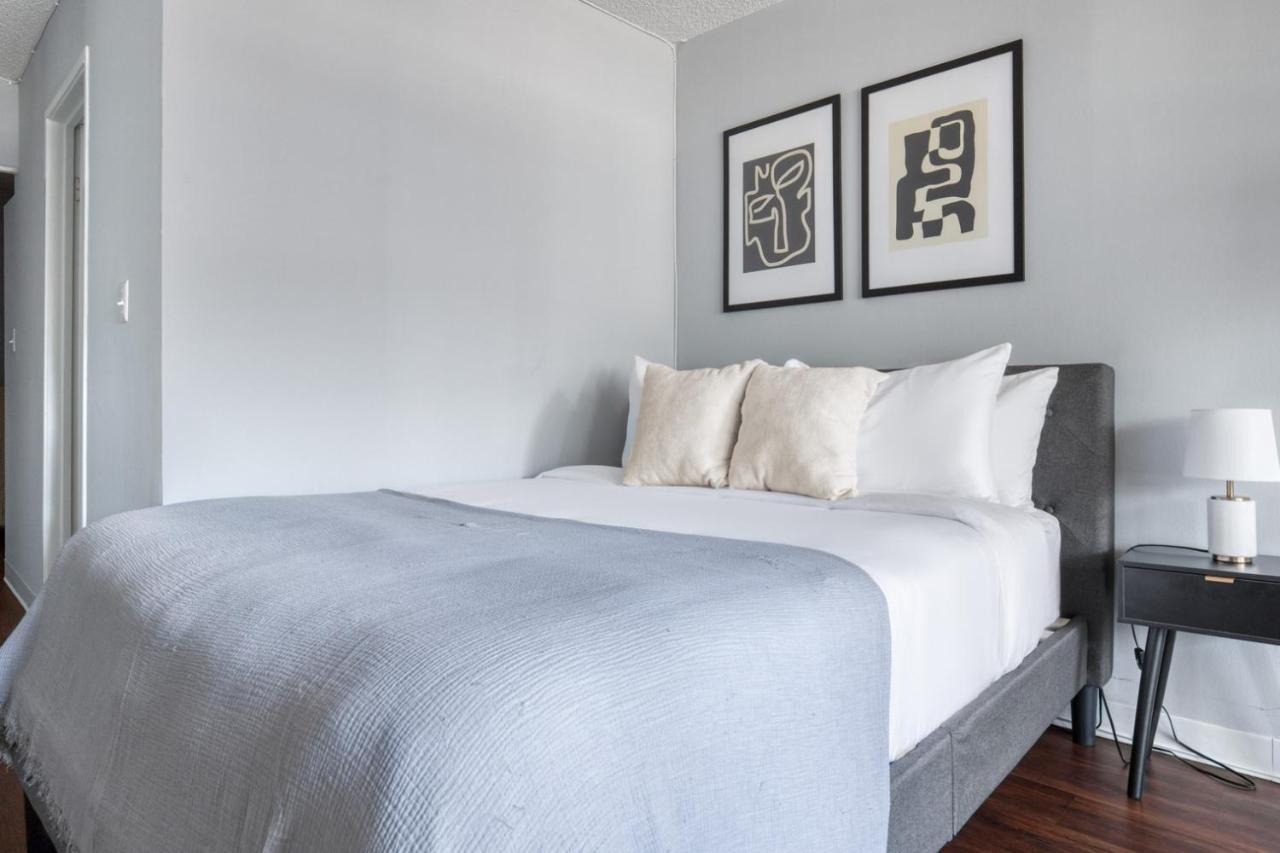 Streeterville W Pool Gym Nr Navy Pier Chi-787 *