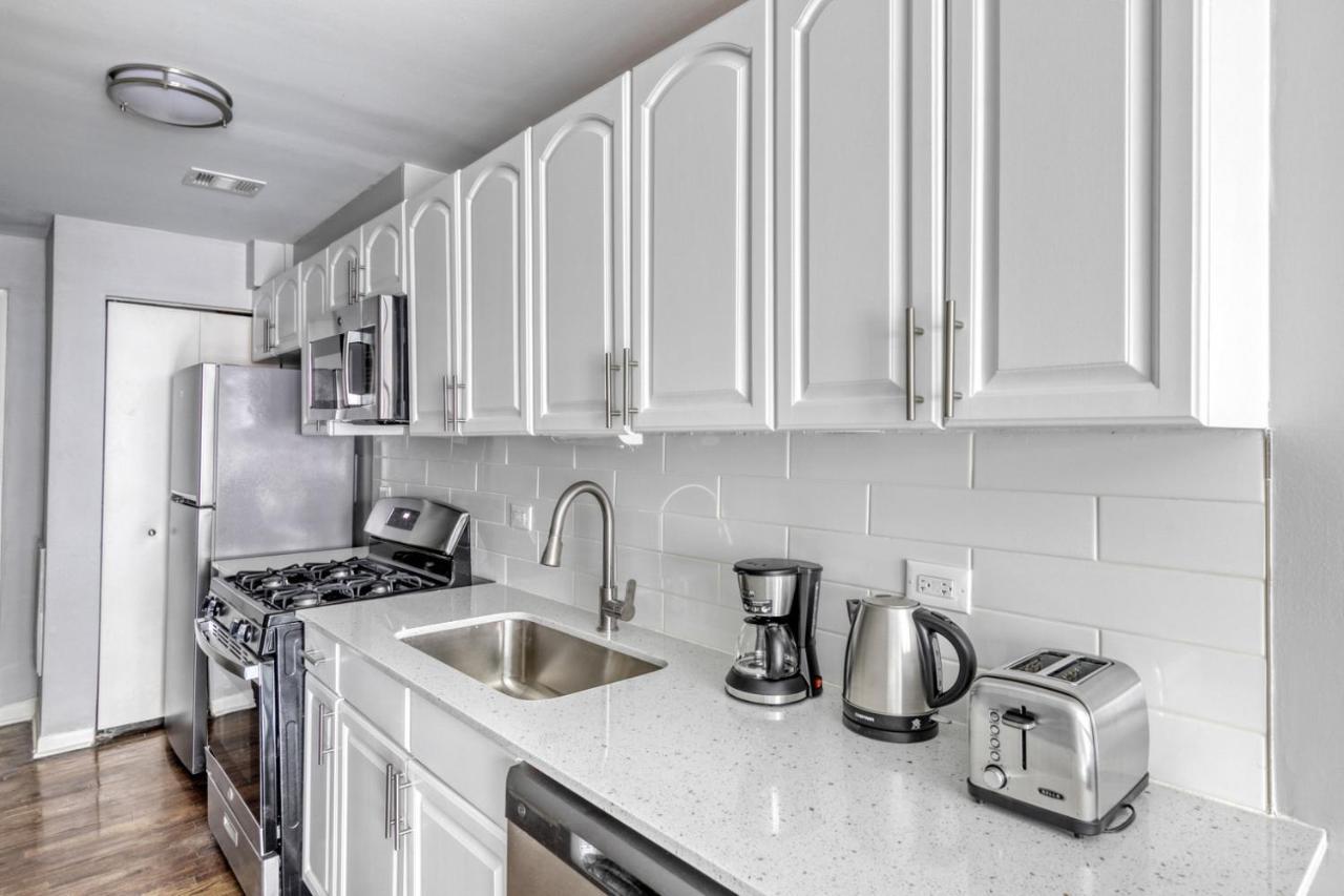 Apartment Lakeview 2br W Courtyard Wd 2 Blocks To L Chi-517 Chicago