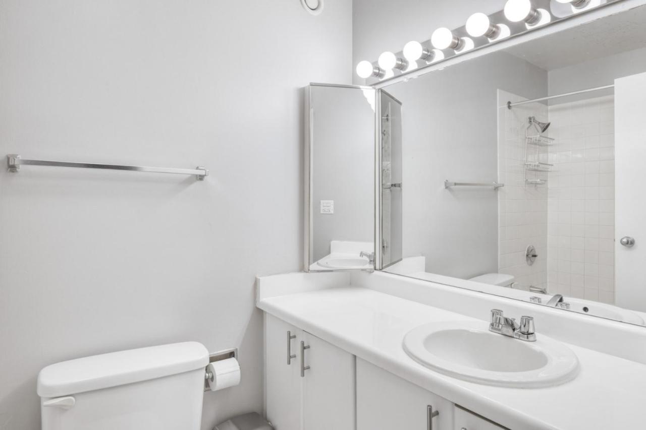 Streeterville W Pool Gym Nr Navy Pier Chi-787 * Chicago