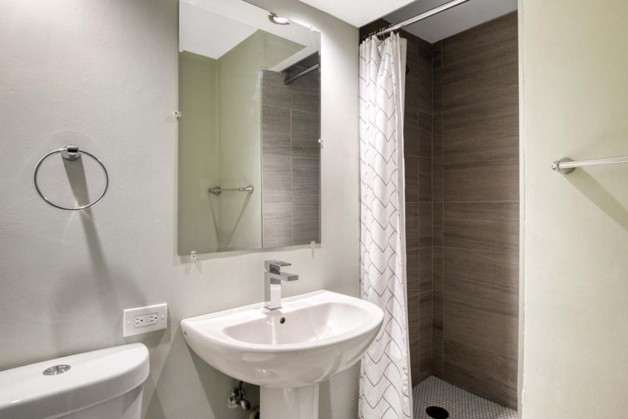 Apartment Gold Coast 2 Bedroom Nr Cta Oak St Shopping Chi-175 Chicago