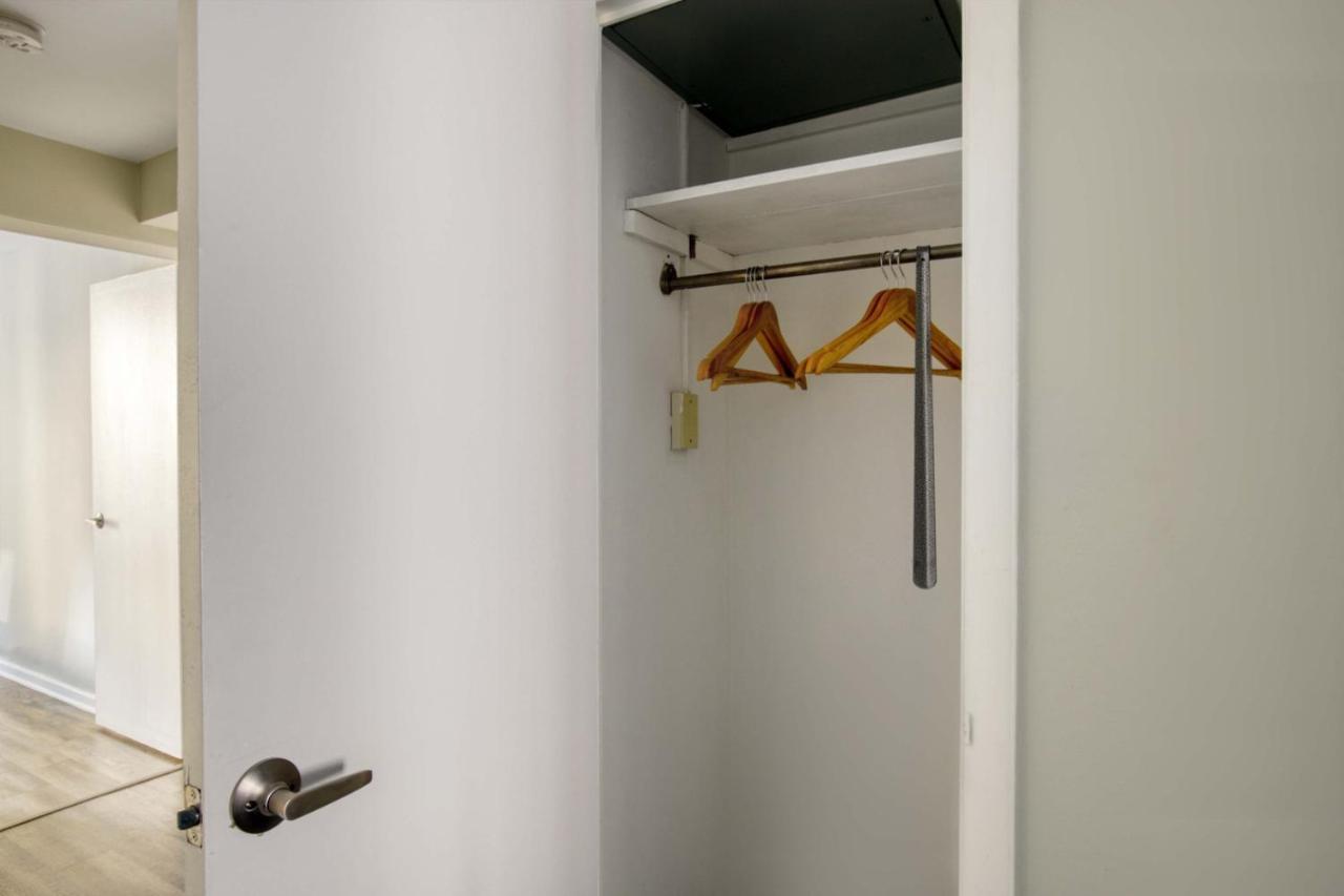 Gold Coast 2 Bedroom Nr Cta Oak St Shopping Chi-175 Apartment *