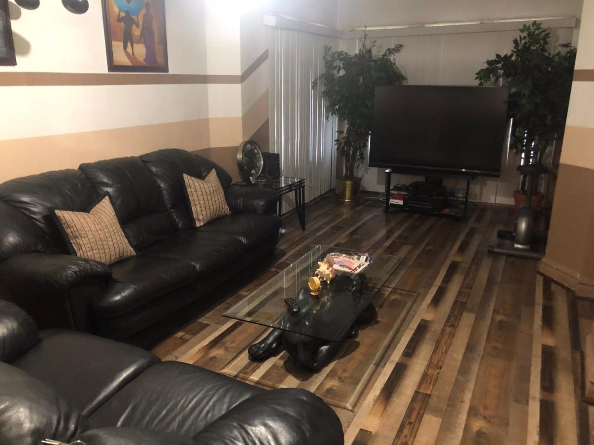 Cheerful Bedroom Free Parking Approx 15 Mins To Downtown Chicago!