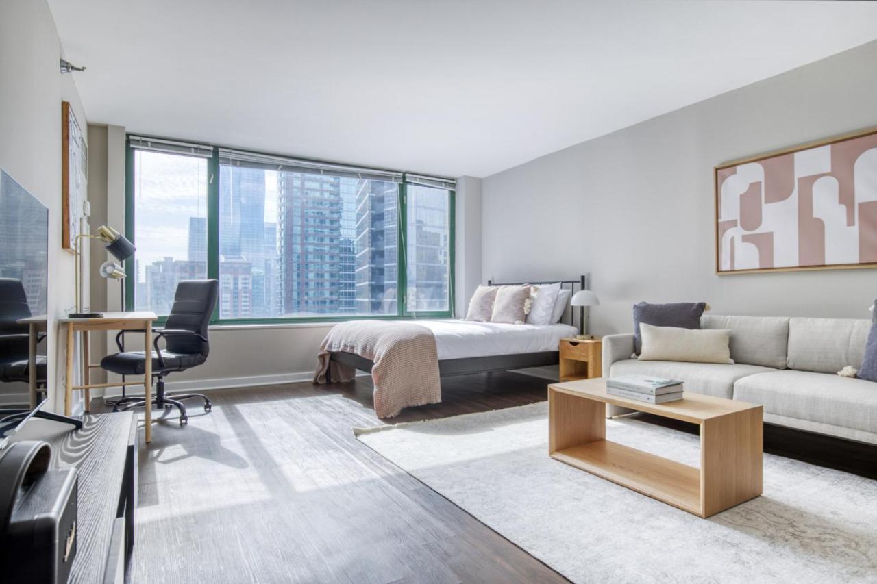 Streeterville W Pool Gym Nr Park Chi-581 * Chicago