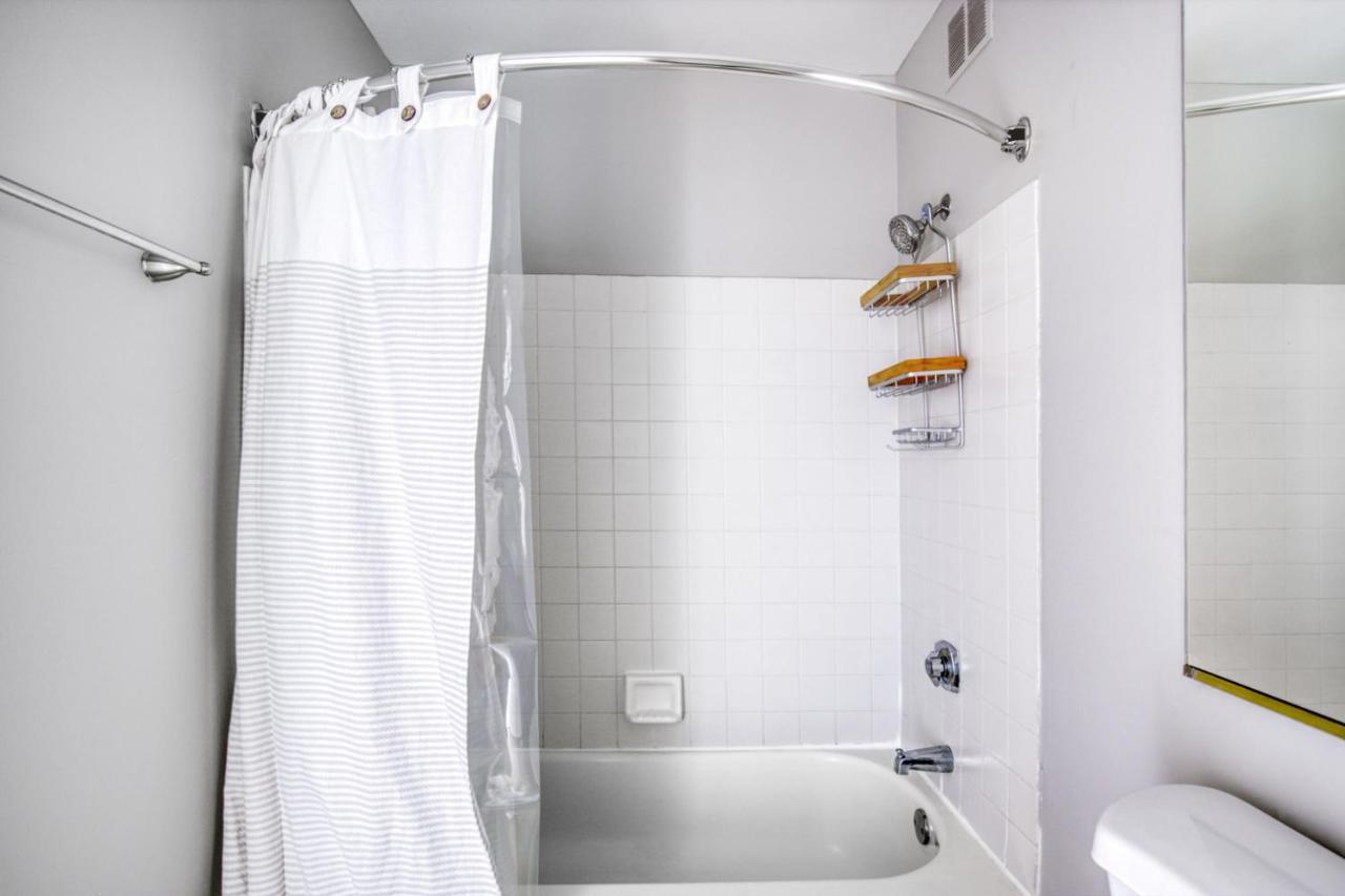 Streeterville W Pool Gym Nr Park Chi-581 Chicago