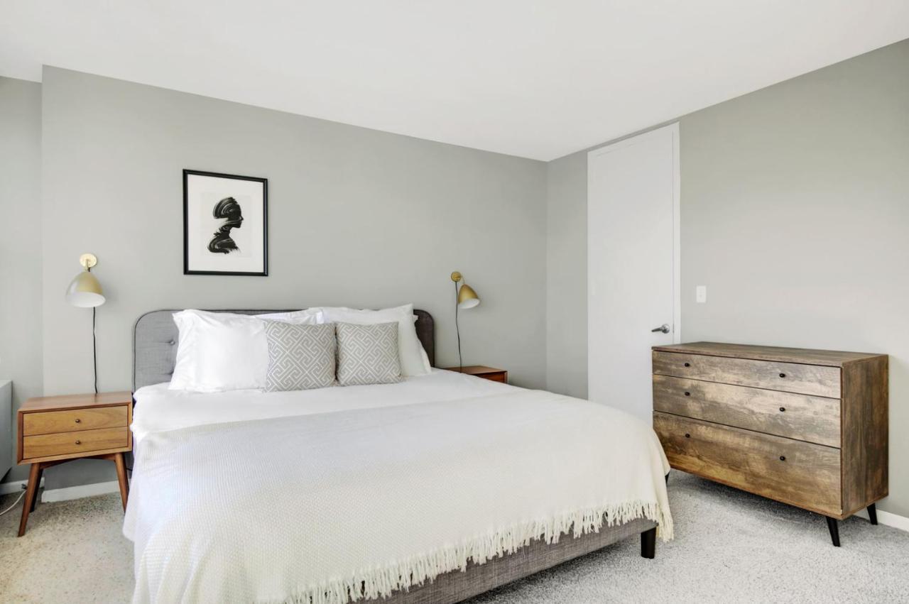 Gold Coast 3br W Gym Roof Nr Water Tower Chi-392 Chicago