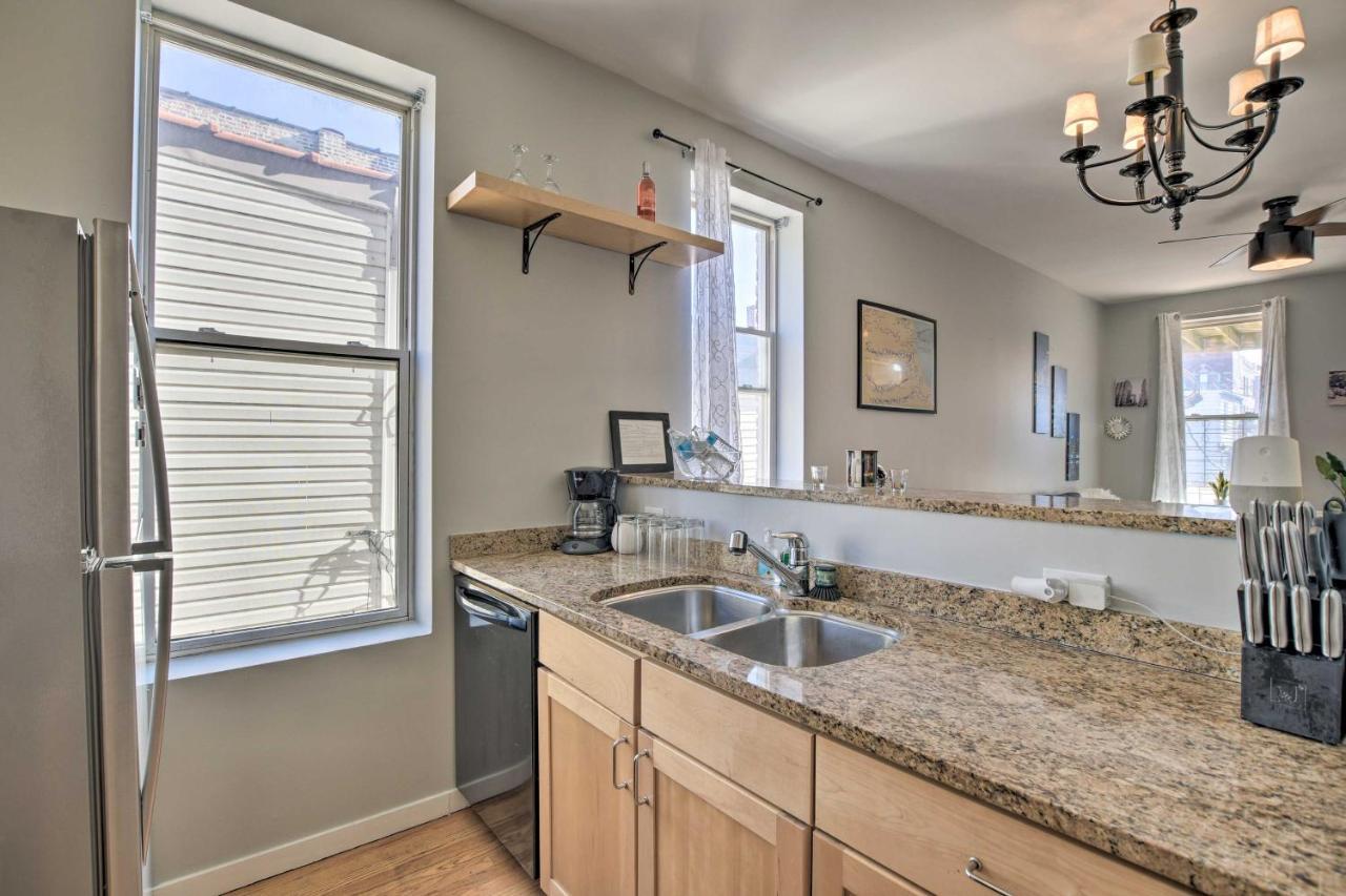 Elegant Retreat With Spacious Balcony! Chicago