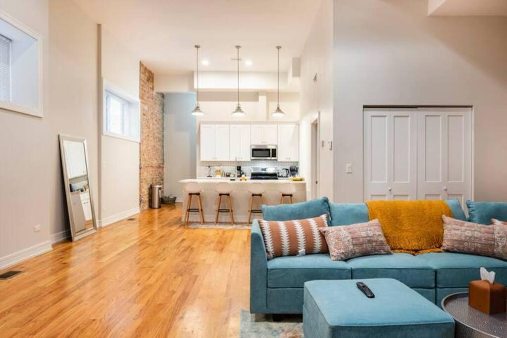 Luxurious Downtown 3 Bed 2 Bth Appartement *