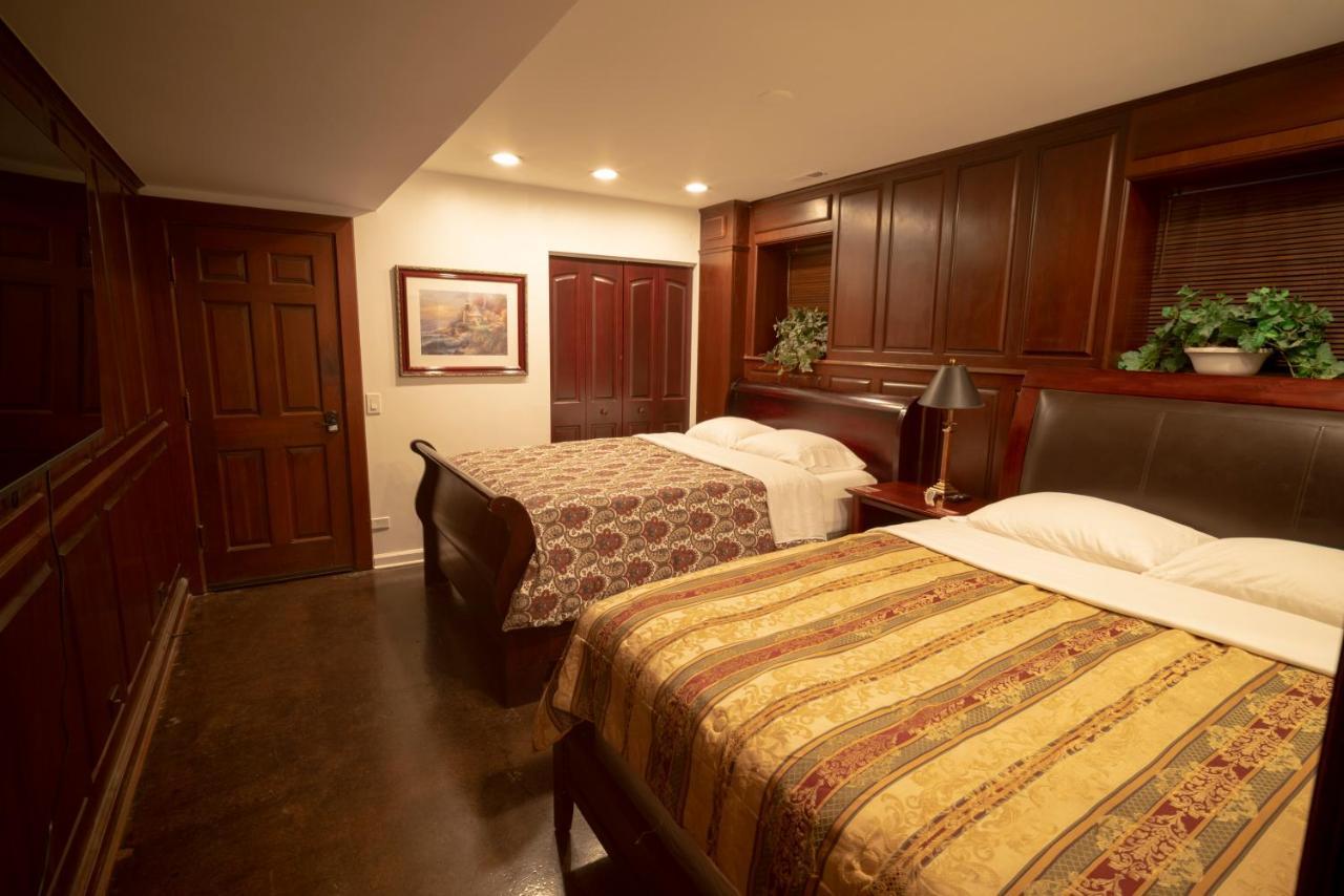 Inspiring Grotto Sleeps 10-20 Free Tv & Parking Chicago