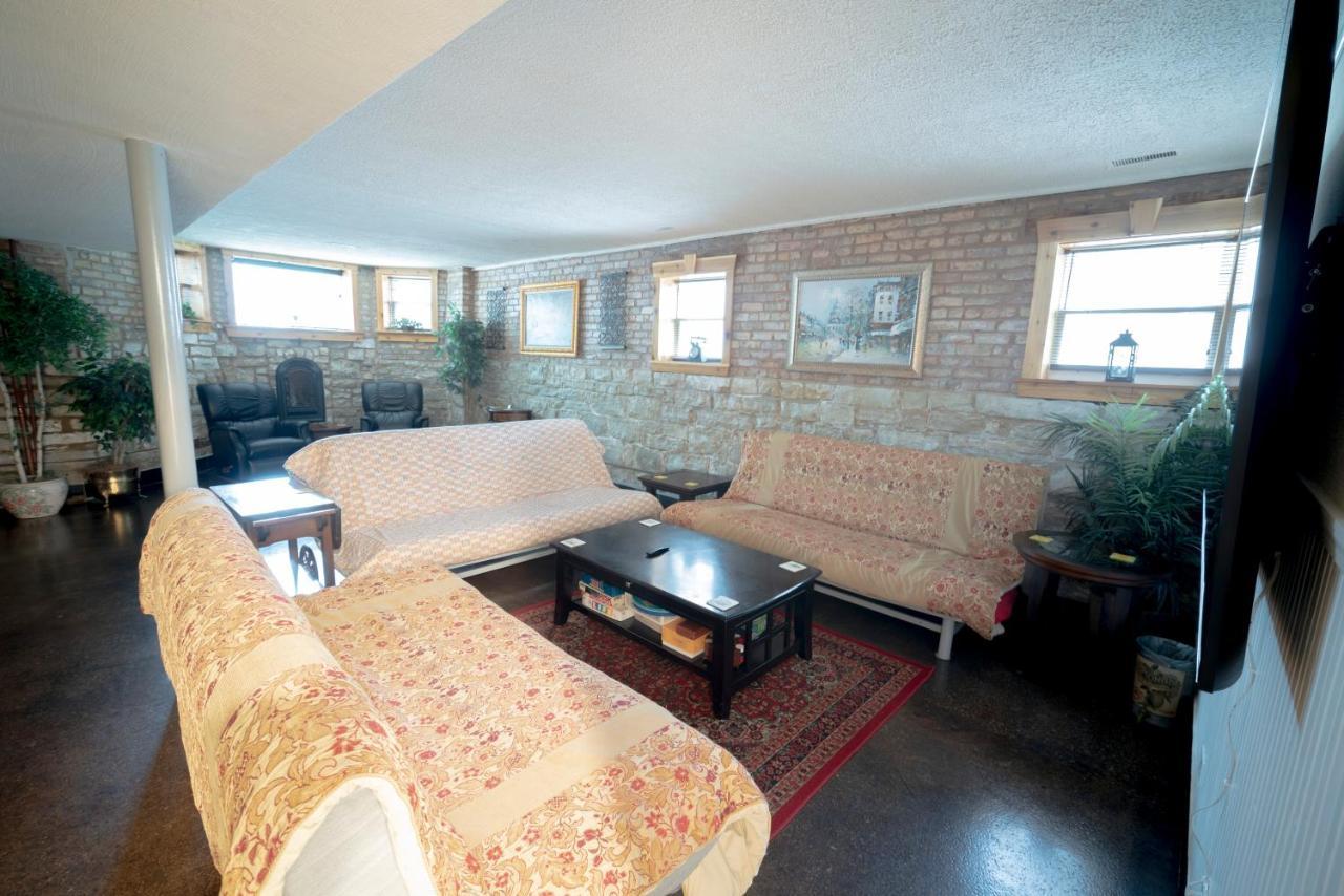 Apartment Inspiring Grotto Sleeps 10-20 Free Tv & Parking Chicago